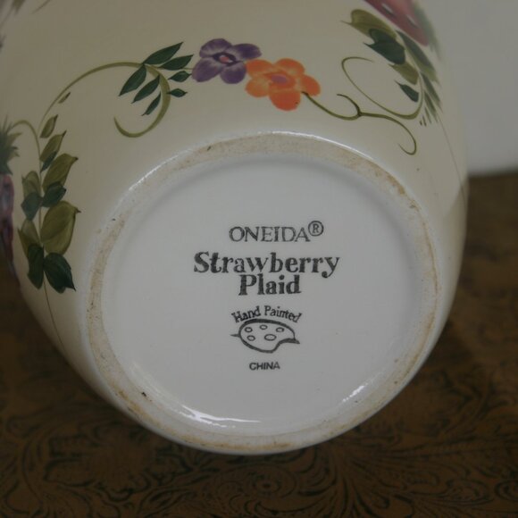 Oneida Ceramic Strawberry Plaid 8.5" Canister w/sealing Lid B-208 - Picture 5 of 6